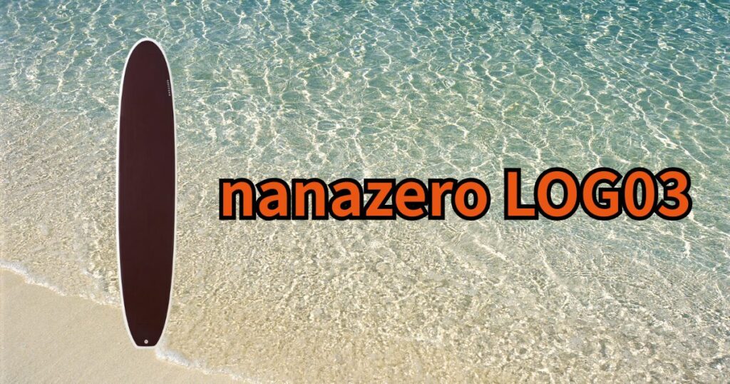 透明度の高い海の波打ち際にnanazero LOG03のロングボードが立てかけられている写真