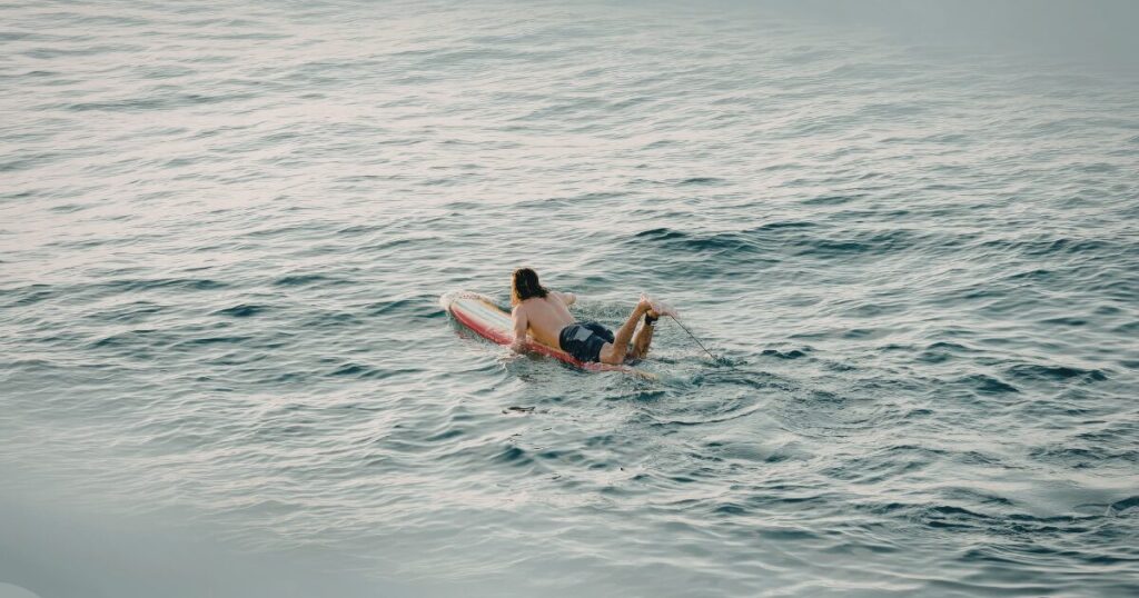 横から見たサーファーのパドル姿勢。テイクオフで置いていかれる原因となる姿勢のズレを示すイメージ