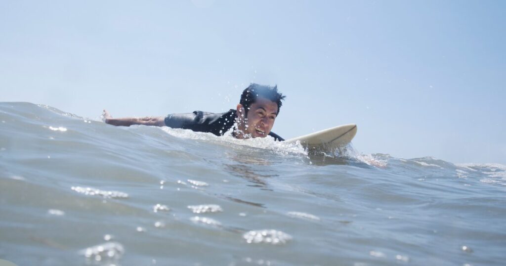 波に置いていかれるサーファーの様子。テイクオフで置いていかれる原因を解説するセクションの画像