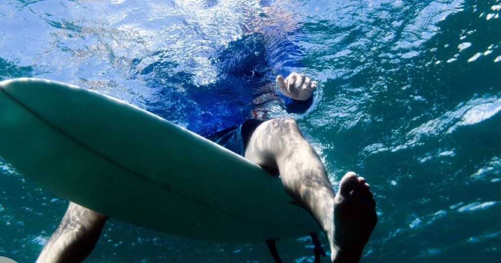 海中から見たサーフボードの様子。浮力と身体のバランスがテイクオフに与える影響を説明する画像