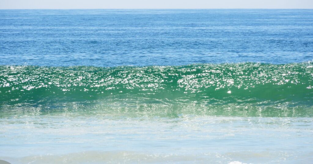 波が立ち上がる画像とテイクオフのタイミングを解説するセクションの画像