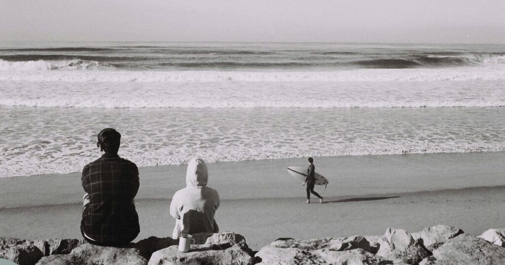 穏やかな海を見つめるサーファーの後ろ姿。テイクオフの原因を自己診断するセクションの画像