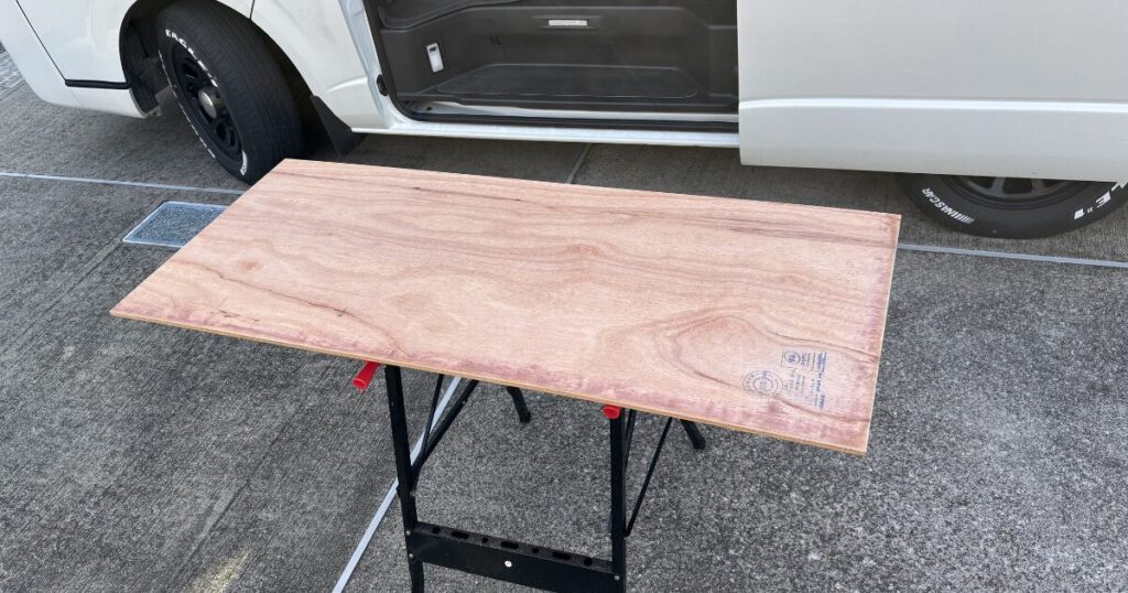 ハイエースのバックパネルDIYで使用した1200×500mmにカットしたラワン合板