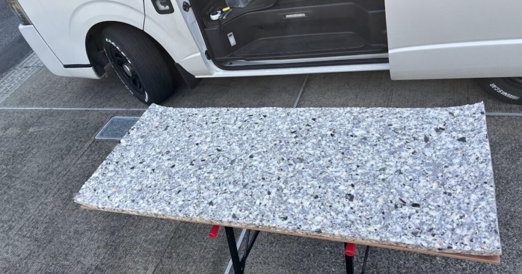 ハイエースのバックパネルDIYで使用したラワン合板と20mm厚チップウレタン