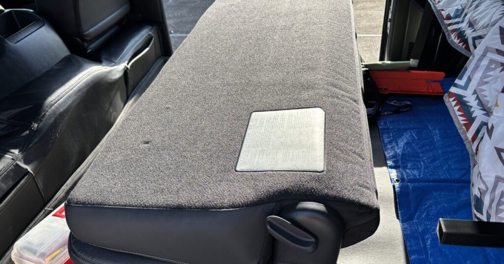 ハイエースのセカンドシートバックパネルをDIYして車中泊仕様にカスタムした完成写真
