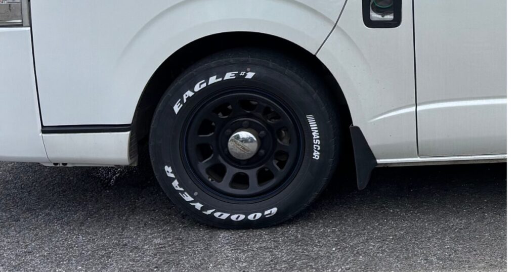 RSデイトナネオとGOODYEAR NASCAR Eagle #1を装着したハイエース