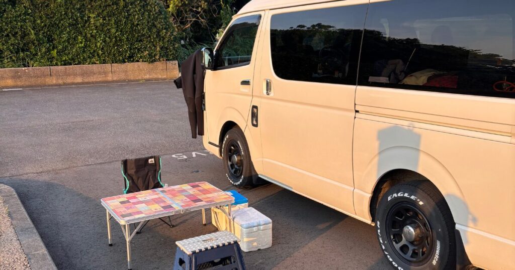 RVパークに停車するハイエースとRSデイトナネオ