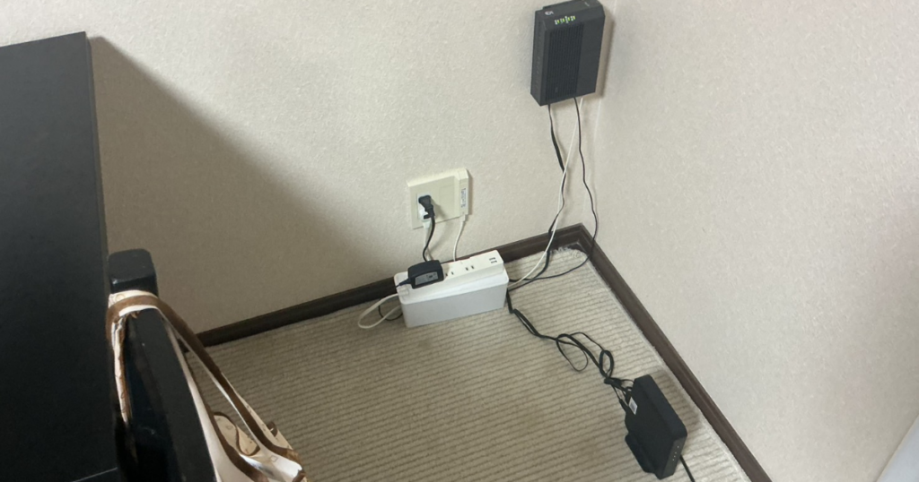 戸建て1階の床に直置きしたWi-Fiルーター