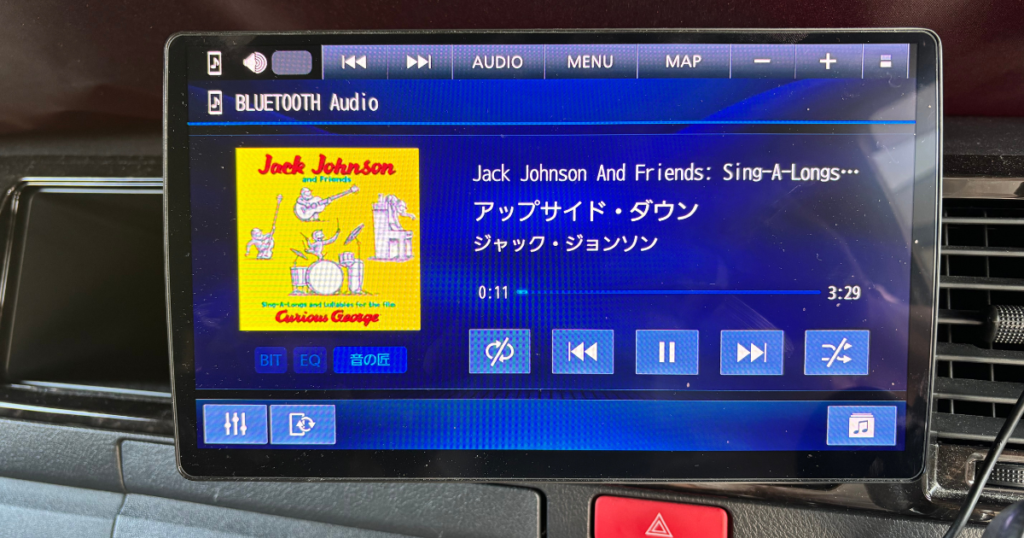 ストラーダCN-F1X10BGDでiPhoneをBluetooth接続して音楽を再生している画面