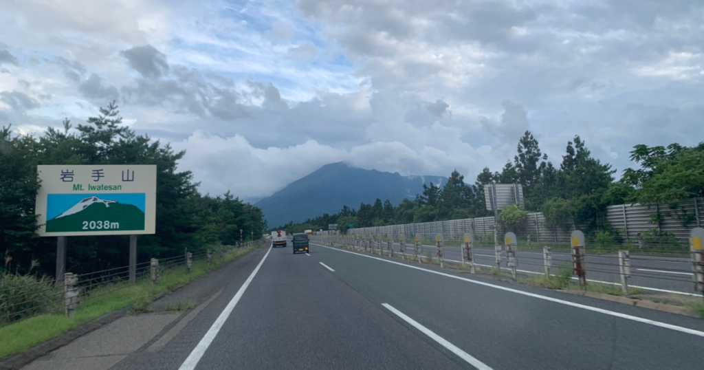 岩手山付近の高速道路を走行中の風景