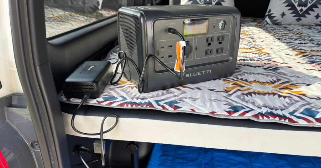 ベッハイエース後部にある100Vコンセント。僕の使い方では、この充電環境があったためソーラーパネルがなくても困りませんでした。ド上で充電中のEB70S