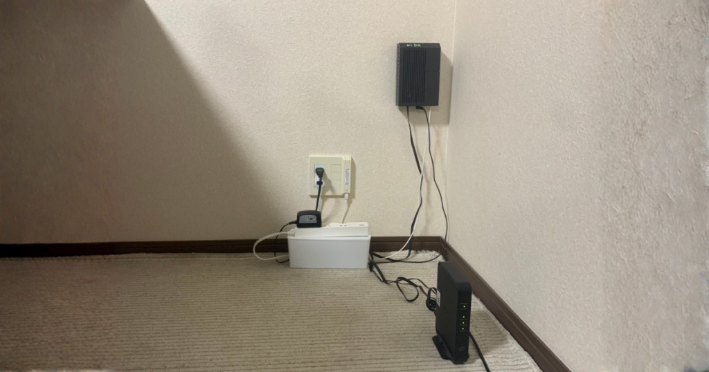 戸建て1階の床に設置しているWi-Fiルーター