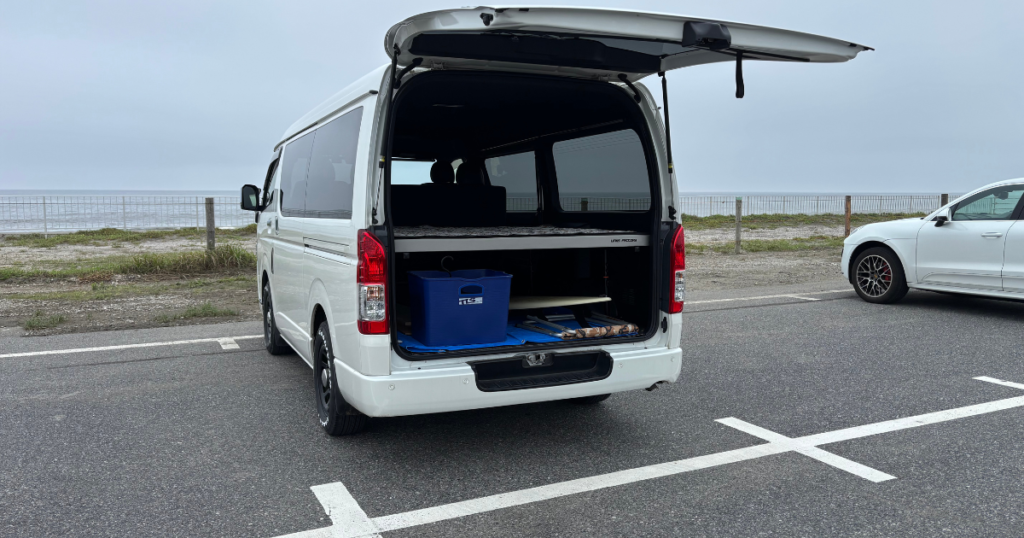 駐車場に停めたハイエースワイドバンの車幅が分かる様子