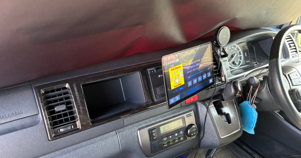 7型ハイエースに取り付けたストラーダCN-F1X10BGDのフローティングディスプレイ