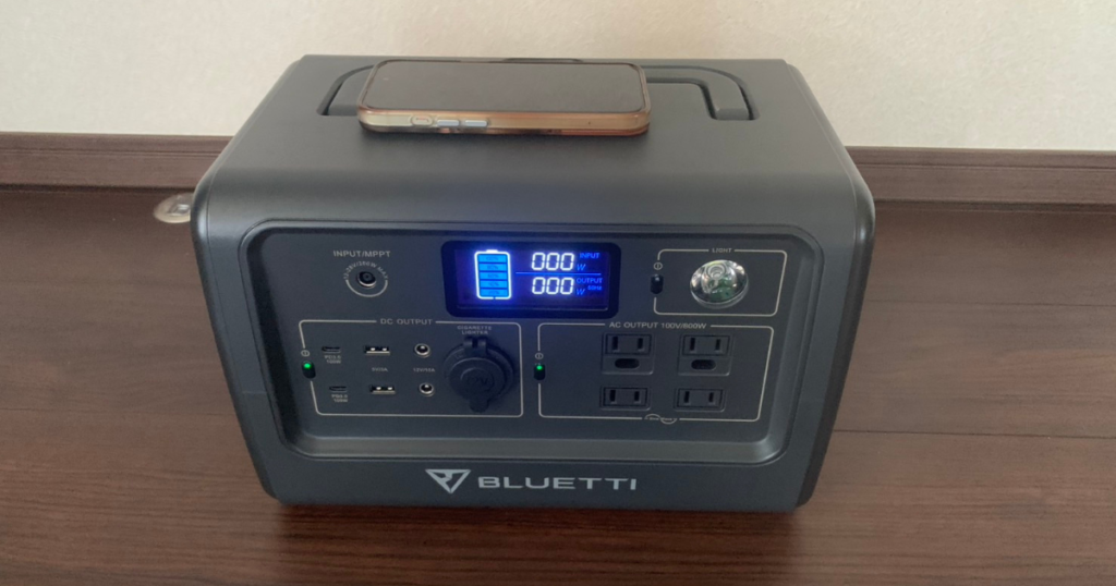 BLUETTI EB70Sのワイヤレス充電パッドでiPhoneを充電している様子