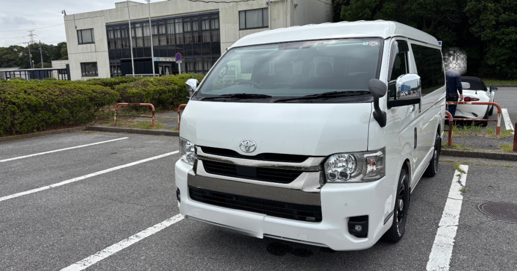 一般的な駐車スペースに停めたハイエースワイドバン