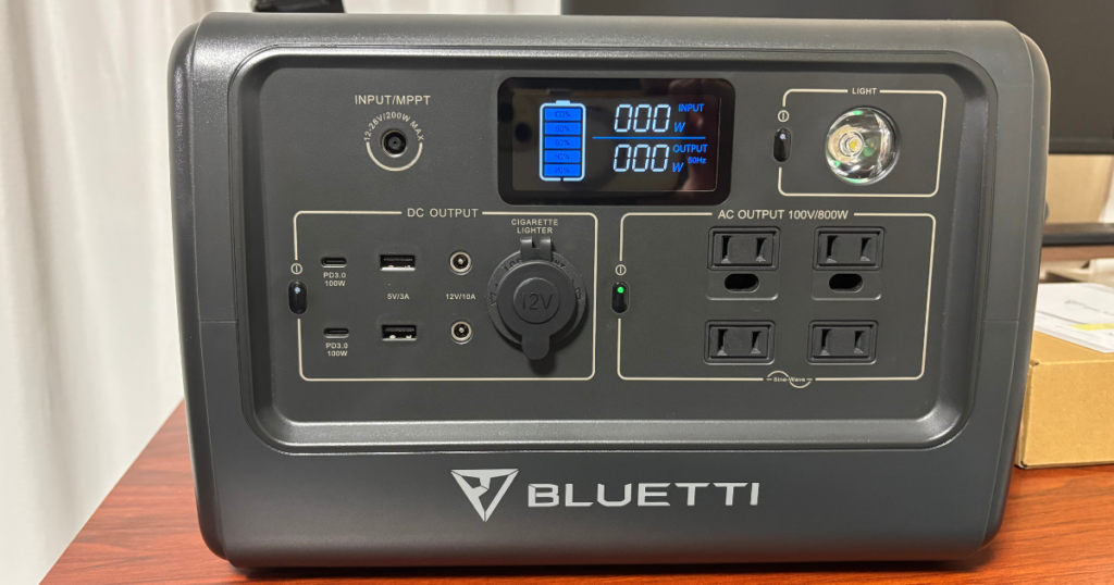 停電対策に使用しているBLUETTI EB70Sの前面パネルとAC・USB出力端子