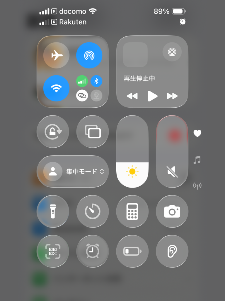 iPhoneのコントロールセンターに表示されたmineoのドコモ回線と楽天モバイル