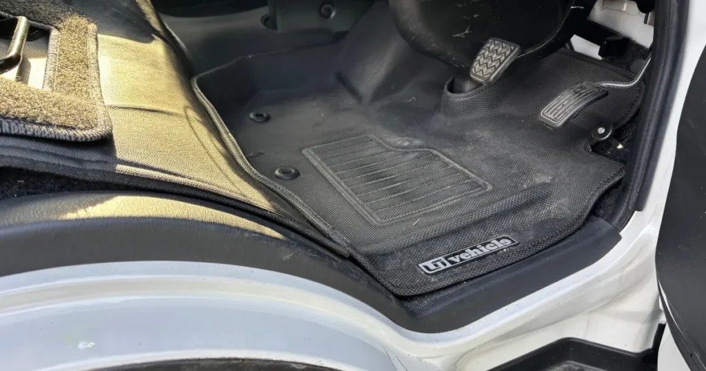 ハイエース7型ワイドの運転席に装着したユーアイビークル3Dラバーマット